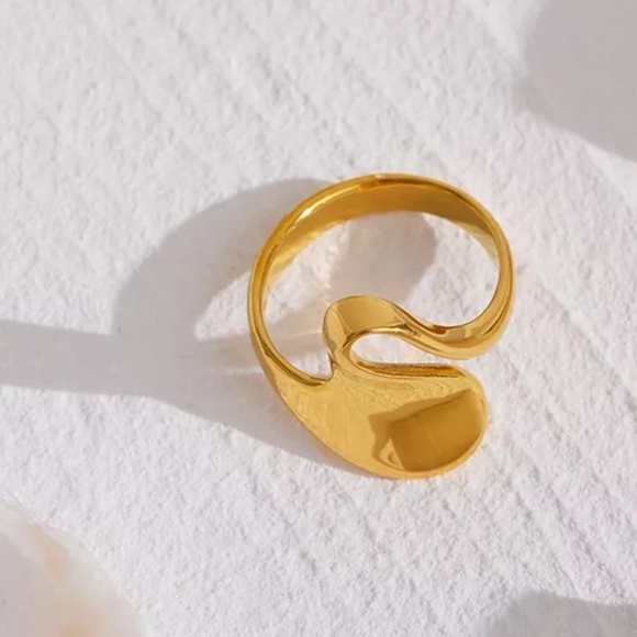 Minimalist Irregular Golden Finger Ring - Picture 5 of 8